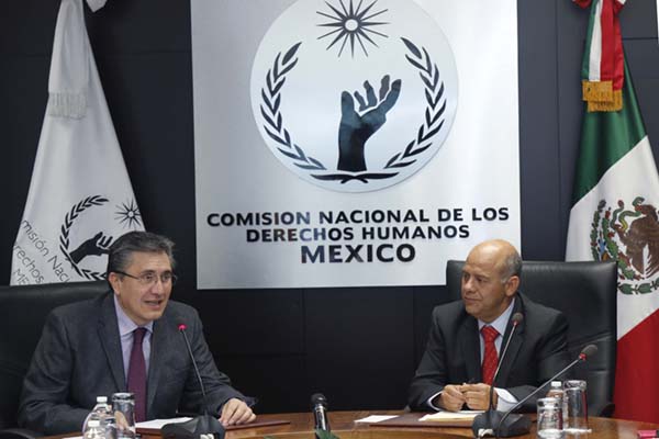 Durante la firma del Convenio, el Presidente de la CNDH, Luis Raúl González Pérez, convocó a la sociedad en su conjunto a compartir acciones para hacer realidad los derechos humanos y lograr su plena protección, a través de un esfuerzo colectivo. Le acompaña el presidente de la ANDD, Elías Huerta Psihas, con quien firmó el Convenio. Durante la firma del Convenio, el Presidente de la CNDH