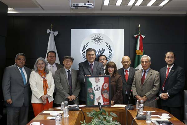 Tras mencionar que no se puede entender la existencia de las instituciones defensoras de derechos humanos sin la vinculación con los sectores de la sociedad civil, el Presidente de la CNDH subrayó la importancia del Convenio firmado y la coadyuvancia que la ANDD dará a la Comisión Nacional en la difusión de los derechos humanos. Tras mencionar que no se puede entender la existencia de las instituciones defensoras de derechos humanos sin la vinculación con los sectores de la sociedad civil