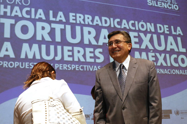 Tras escuchar testimonios de mujeres víctimas de tortura y de sus familiares, reunidas en el auditorio del Museo Memoria y Tolerancia, el Ombudsman Nacional lamentó que a pesar de las disposiciones constitucionales, este delito siga siendo un serio problema en México. Ombudsman Nacional lamentó que a pesar de las disposiciones constitucionales, este delito siga siendo un serio problema en México.