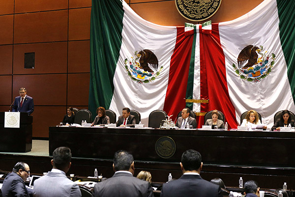 González Pérez rindió su informe en el salón “Legisladores de la República” del Palacio Legislativo. En el presídium le escuchan los diputados, José de Jesús Zambrano, Teresa de Jesús Lizárraga Figueroa, Aracely Saucedo Retes y Carlos Gerardo Hermosillo Grijalva, y los senadores, Ivonne Liliana Álvarez y Fernando Yunes Márquez. González Pérez rindió su informe en el salón “Legisladores de la República” del Palacio Legislativo.
