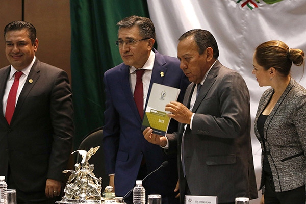 El Presidente de la CNDH, Luis Raúl González Pérez, hace entrega del Informe Anual de Actividades 2015, al diputado José de Jesús Zambrano Grijalva, Presidente de la Mesa Directiva de la Comisión Permanente del Congreso de la Unión. El Presidente de la CNDH hace entrega del Informe Anual de Actividades 2015, al Presidente de la Mesa Directiva de la Comisión Permanente del Congreso de la Unión.