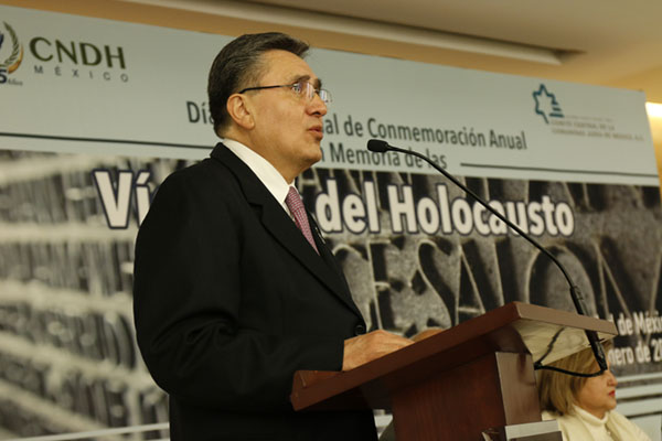 Al encabezar la ceremonia del Día Internacional de Conmemoración Anual en Memoria de las Víctimas del Holocausto, el Presidente de la CNDH, Luis Raúl González Pérez, señaló que las tragedias humanas no pueden ni deben asumirse como rutinarias, y que un sentido de la historia debe ser la lucha de la memoria contra el olvido. El presidente de la CNDH