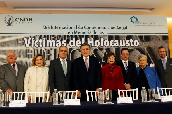 Ante representantes de la comunidad judía, sobrevivientes de las víctimas del holocausto, diplomáticos y legisladores, reunidos en el Museo Rufino Tamayo, González Pérez afirmó que la evocación de este hecho histórico doloroso deja como lección el compromiso de evitar que se repita. Diplomáticos y legisladores, reunidos en el Museo Rufino Tamayo