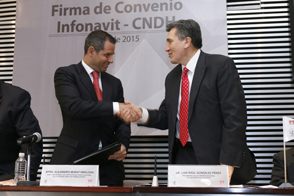 Luis Raúl González Pérez y Alejandro Murat Hinojosa, coincidieron en que el derecho a la vivienda es mucho más que tener un espacio en donde estar o un techo y paredes para guarecerse; el mismo implica, indicaron, dar respuesta a la necesidad que tiene toda persona de contar con un lugar digno para vivir, un espacio que será la base para el libre y mejor desarrollo de la persona, para elevar su nivel y condiciones de vida y de su familia. Luis Raúl González Pérez y Alejandro Murat Hinojosa, coincidieron en que el derecho a la vivienda es mucho más que tener un espacio en donde estar o un techo y paredes para guarecerse; el mismo implica, indicaron, dar respuesta a la necesidad que tiene toda persona de contar con un lugar digno para vivir, un espacio que será la base para el libre y mejor desarrollo de la persona, para elevar su nivel y condiciones de vida y de su familia.
