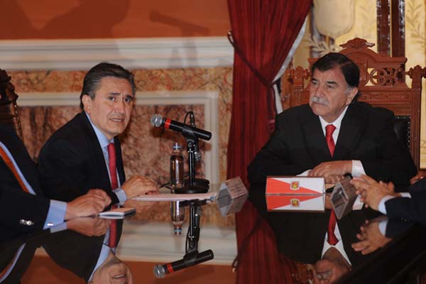 Al suscribir un Convenio General de Colaboración con el Gobernador de Tlaxcala, Mariano González Zarur, Luis Raúl González Pérez señaló que como institución, la CNDH se adapta a las nuevas visiones y lógicas que han imperado en materia de derechos humanos, cuya principal incidencia ha sido el reconocimiento gradual de un catálogo más amplio de derechos fundamentales. Al suscribir un Convenio General de Colaboración con el Gobernador de Tlaxcala, Mariano González Zarur, Luis Raúl González Pérez señaló que como institución, la CNDH se adapta a las nuevas visiones y lógicas que han imperado en materia de derechos humanos, cuya principal incidencia ha sido el reconocimiento gradual de un catálogo más amplio de derechos fundamentales.