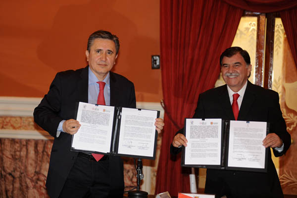 El Ombudsman nacional, Luis Raúl González Pérez y el gobernador de Tlaxcala, Mariano González Zarur, muestran el Convenio General de Colaboración, para la enseñanza y difusión de los derechos fundamentales en la entidad. El Ombudsman nacional, Luis Raúl González Pérez y el gobernador de Tlaxcala, Mariano González Zarur, muestran el Convenio General de Colaboración, para la enseñanza y difusión de los derechos fundamentales en la entidad.