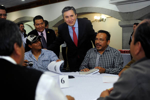 Como parte de su gira de trabajo por Tlaxcala, el Ombudsman nacional se reunió con dirigentes de organizaciones no gubernamentales de esa entidad, con quienes intercambió puntos de vista respecto de la situación que guardan los derechos humanos y firmó con ellos convenios de colaboración, en materias de enseñanza y difusión de los mismos. Como parte de su gira de trabajo por Tlaxcala, el Ombudsman nacional se reunió con dirigentes de organizaciones no gubernamentales de esa entidad, con quienes intercambió puntos de vista respecto de la situación que guardan los derechos humanos y firmó con ellos convenios de colaboración, en materias de enseñanza y difusión de los mismos.