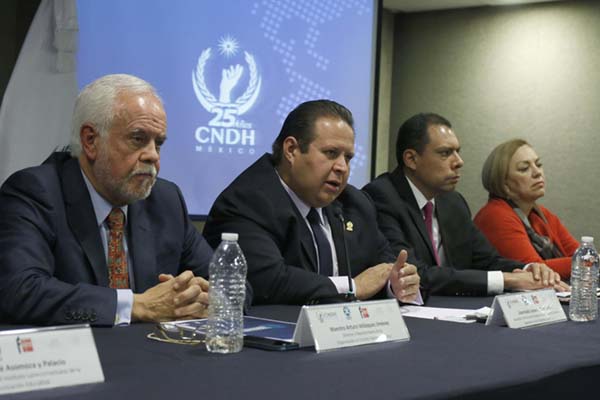Joaquín Narro Lobo destacó que el Premio se llevará a cabo en cada uno de los 22 países miembros de la OEI (Organización de Estados Iberoamericanos para la Educación, la Ciencia y la Cultura) y cuenta en México con la colaboración de la CNDH, la Secretaría de Educación Pública (SEP) y la Fundación SM México. Joaquín Narro Lobo destacó que el Premio se llevará a cabo en cada uno de los 22 países miembros de la OEI (Organización de Estados Iberoamericanos para la Educación, la Ciencia y la Cultura) y cuenta en México con la colaboración de la CNDH, la Secretaría de Educación Pública (SEP) y la Fundación SM México.
