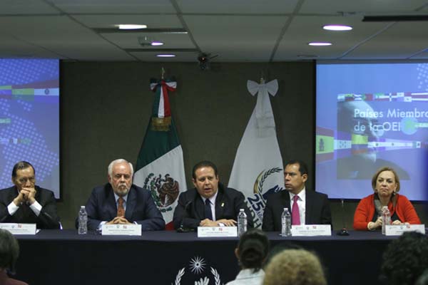 El Secretario Técnico de la CNDH estuvo acompañado (de izquierda a derecha) por el Director General del Instituto Latinoamericano de la Comunicación Educativa, René Asomoza Palacio; Arturo Velázquez Jiménez, Director y Representante de la OEI en México; César Guerrero Arellano, Director de Relaciones Multilaterales de la SEP, y Elisa Bonilla Rius, Directora de la Fundación SM México. El Secretario Técnico de la CNDH estuvo acompañado (de izquierda a derecha) por el Director General del Instituto Latinoamericano de la Comunicación Educativa, René Asomoza Palacio; Arturo Velázquez Jiménez, Director y Representante de la OEI en México; César Guerrero Arellano, Director de Relaciones Multilaterales de la SEP, y Elisa Bonilla Rius, Directora de la Fundación SM México.