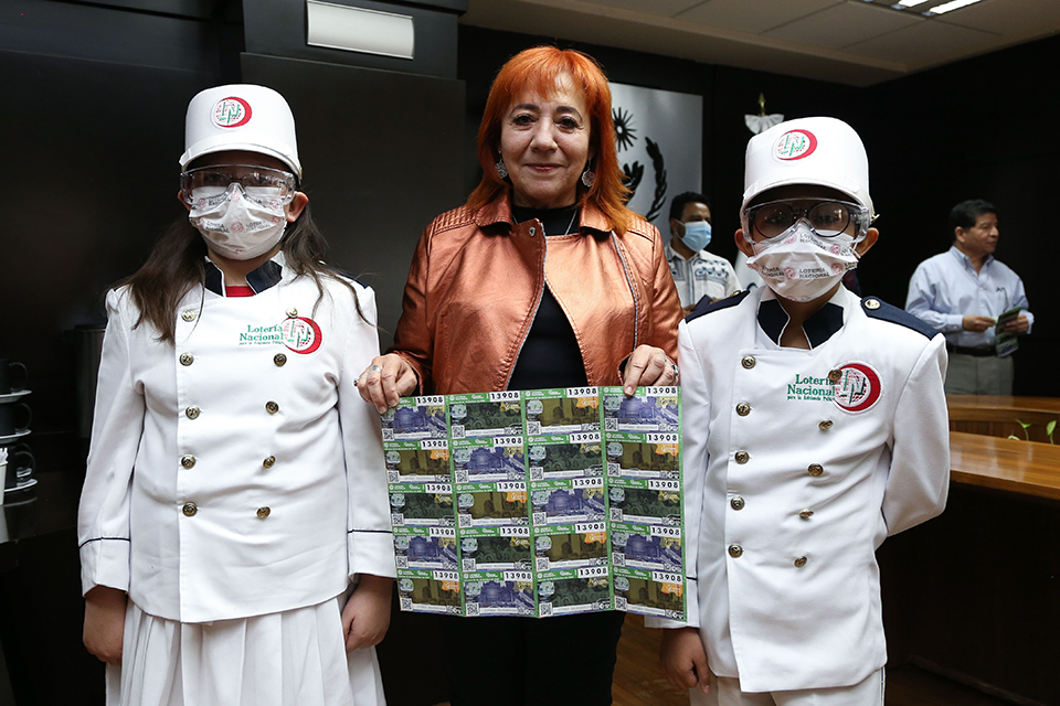 La presidenta de la CNDH, Rosario Piedra Ibarra y el subdirector General Jurídico de la Lotería Nacional, Edgar Antonio Maldonado Ceballos, develaron el billete conmemorativo del Día Internacional de los DDHH 