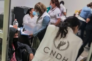 CNDH Emite medidas cautelares para proteger a personas migrantes hacinadas en autobuses y oficinas del INM en Tabasco 