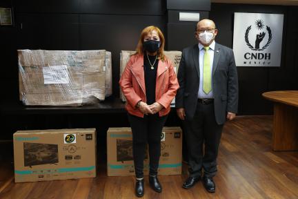 CNDH dona pantallas de televisión para apoyar actividades educativas 