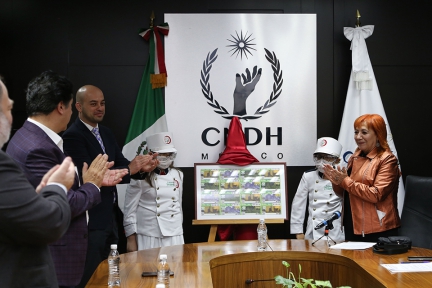 La presidenta de la CNDH, Rosario Piedra Ibarra y el subdirector General Jurídico de la Lotería Nacional, Edgar Antonio Maldonado Ceballos, develaron el billete conmemorativo del Día Internacional de los DDHH 