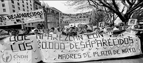 Surge el Movimiento de las Madres de Plaza de Mayo, defensoras de los derechos a la verdad y a la justicia.
