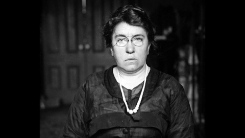 Emma Goldman  Activista anarquista por la igualdad de género, libertad de expresión y la reivindicación de derechos frente al estado de la clase trabajadora, mujeres y homosexuales.  Nacimiento 27 de junio
