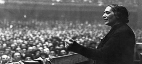 Nace Dolores Ibárruri, “La Pasionaria”, poeta, periodista y activista española en contra del fascismo