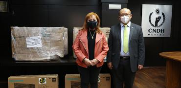 CNDH dona pantallas de televisión para apoyar actividades educativas 