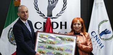 La presidenta de la CNDH, Rosario Piedra Ibarra y el subdirector General Jurídico de la Lotería Nacional, Edgar Antonio Maldonado Ceballos, develaron el billete conmemorativo del Día Internacional de los DDHH 