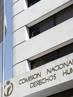 La CNDH condena de forma enérgica la decisión del gobierno de Yucatán, de retirarle la escolta de elementos de seguridad a la defensora de derechos humanos Clemencia Adelaida Salas Salazar, quien cuenta con medidas de protección desde 2017