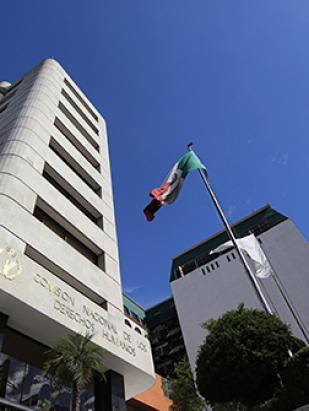 CNDH atrae el caso de un hombre que agonizó y murió en la entrada de un hospital del IMSS en la Ciudad de México