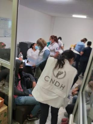 CNDH emite medidas cautelares para proteger a personas migrantes hacinadas en autobuses y oficinas del INM en Tabasco