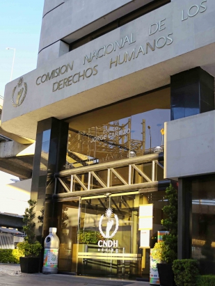 CNDH emite recomendación al INM por retención ilegal de persona colombiana en el AICM