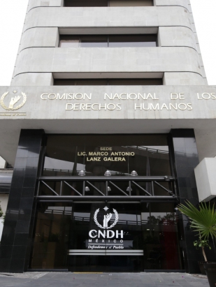 CNDH emite Recomendación al INM por negar la entrada de dos turistas colombianos al país y alojarlos en condiciones insalubres en el Aeropuerto de Cancún, Q. Roo