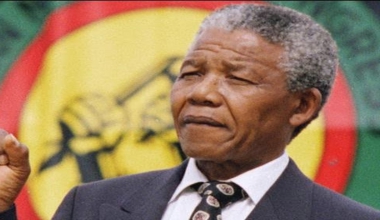 Nelson Mandela funda el grupo Umkhonto we Sizwe (Lanza de la Nación) el brazo armado del Congreso Nacional Africano